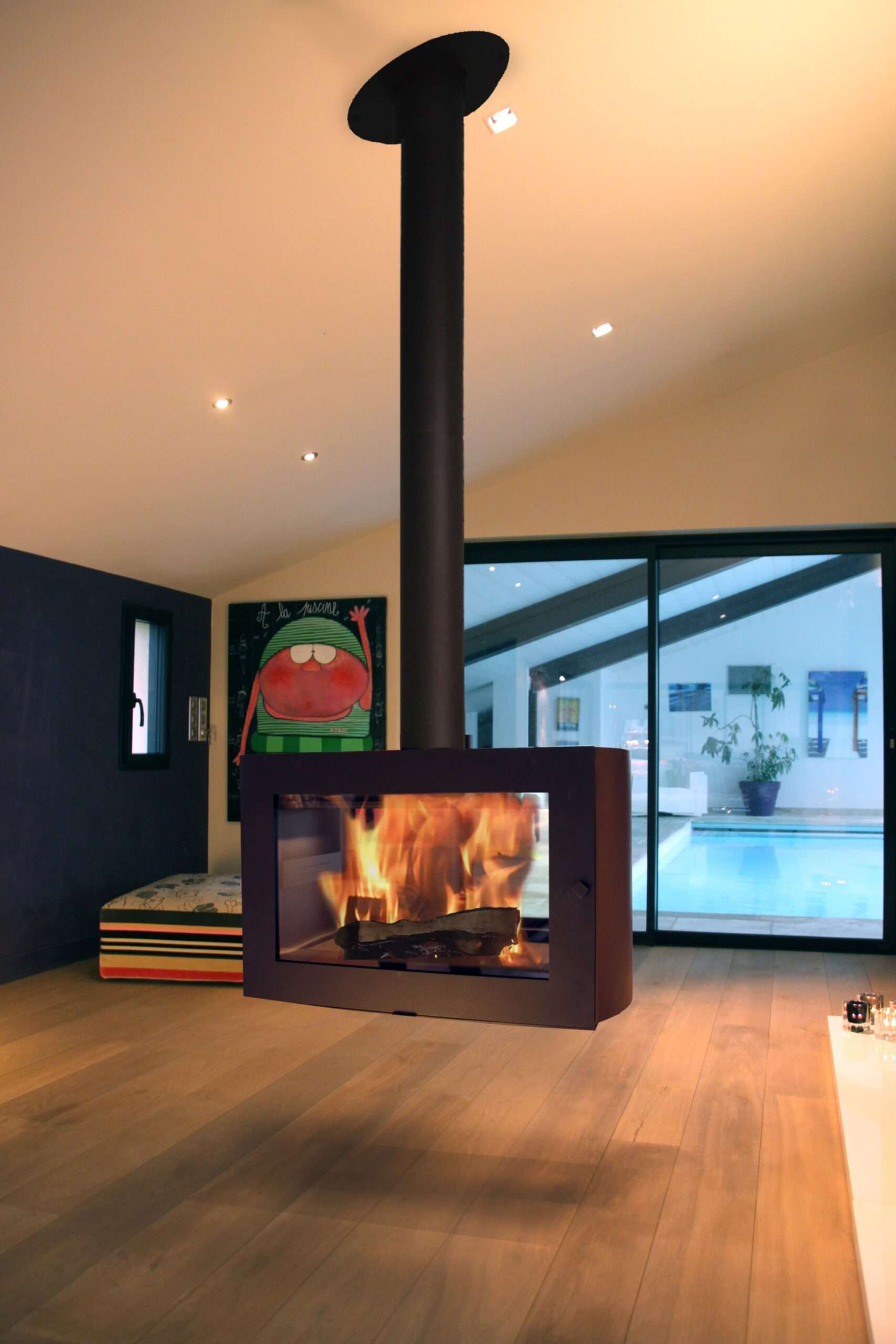 Cheminée suspendue Sax, foyer fermé acier | Vyrosa